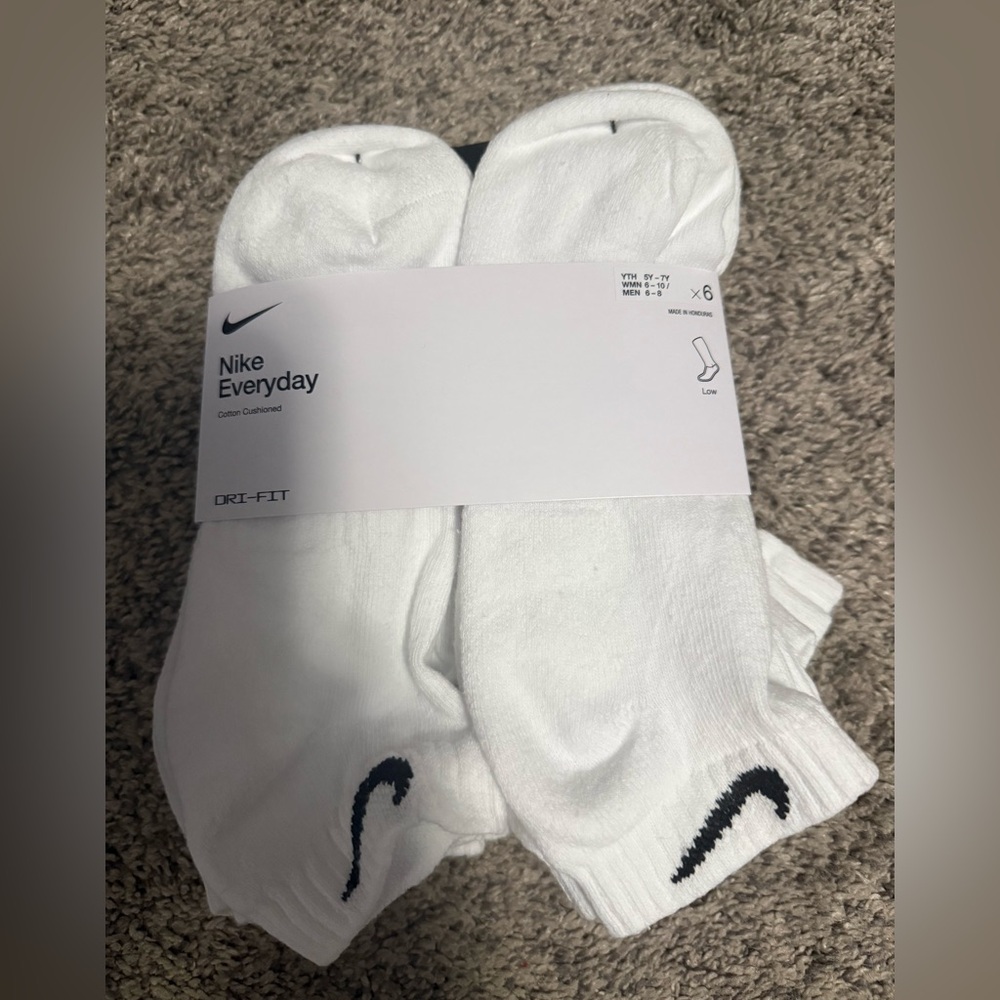 NWT Nike Everyday Cushioned White Socks